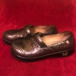 Algeria metallic gold and black nurses shoes